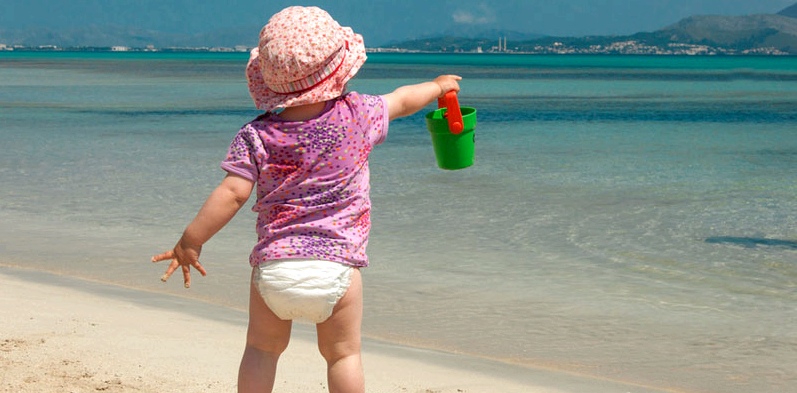 Baby am Strand Sonnenhut senkt Sonnenstich-Risiko 