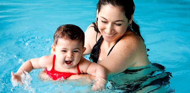 Nasse Kinder-Badekleidung rasch wechseln, um Harnwegsinfektionen vorzubeugen