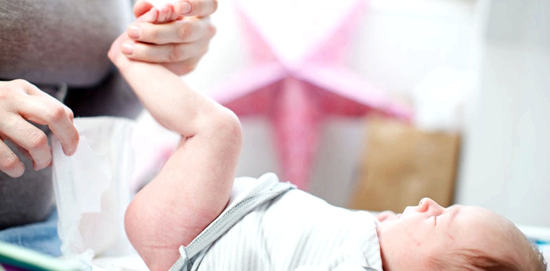 Bei Neugeborenen Windel prüfen: genug Urin?