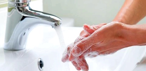 Mit Wasser und Seife mehrmals täglich die Hände sorgfältig waschen