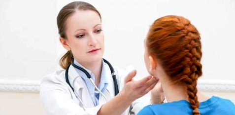 Ärztin untersucht Halsschmerzen