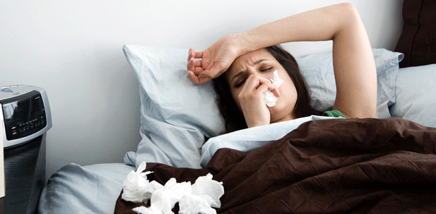 Wer mit Grippe im Bett liegt, klagt oft auch über Kopf- und Gliederschmerzen