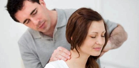 Massage hilft gegen Nackenschmerzen