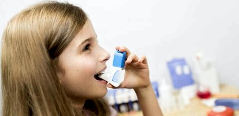 Mädchen mit Asthmaspray