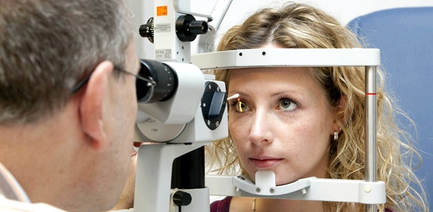 Suchen Sie Ihren Augenarzt auf, wenn Schmerzen im Auge nicht verschwinden