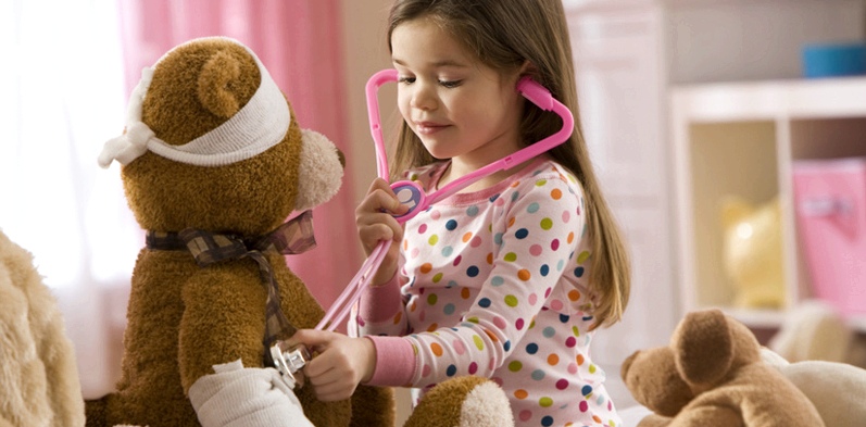 Mädchen untersucht Teddybär