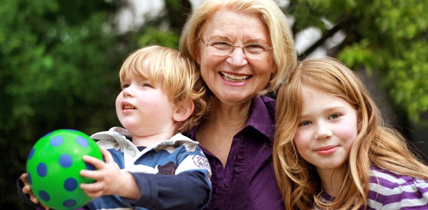 Großmutter mit Enkeln