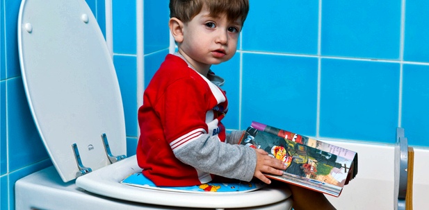 Kind hat Verstopfung aus Angst vor Toilette