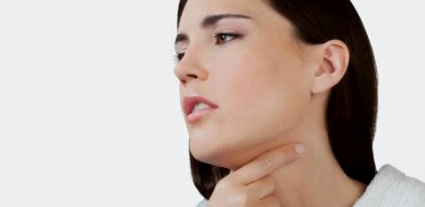 Ein Enge-Gefühl im Hals kann ein erstes Symptom für eine mögliche Fehlfunktion der Schilddrüse sein