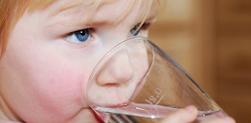 Wenn Ihr Kind starken Durst hat, kann dies ein Anzeichen für Diabetes sein