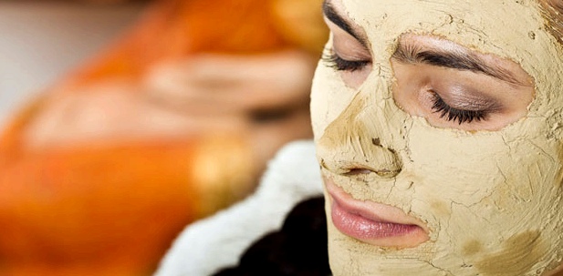 Heilerde-Maske bei Hautproblemen