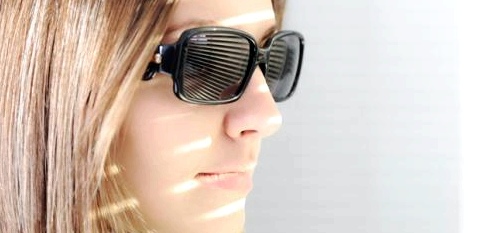 Eine Frau mit Sonnenbrille
