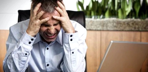 Migräne zeigt sich durch hämmernde Kopfschmerzen