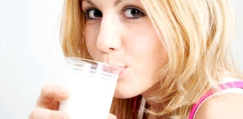 Personen die unter einer Laktoseunverträglichkeit leiden, können laktosefreie Milch trinken 