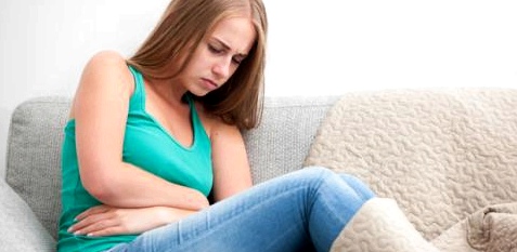 Eine junge Frau hat Magenbeschwerden