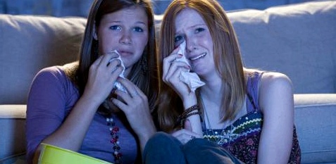 Zwei Frauen weinen im Kino