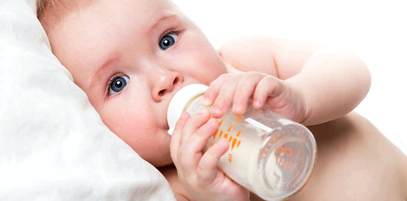 Baby mit Milcheiweißallergie
