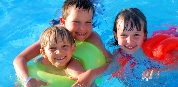 Kinder holen sich im Schwimmbad leicht Dellwarzen, auch Mollusken oder Schwimmwarzen genannt