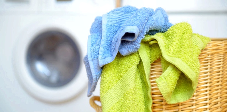 Um Fingernagelpilz an der Ausbreitung zu hindern, sollte die Wäsche bei 90 Grad gewaschen werden