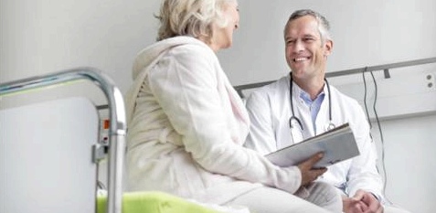 Ein Arzt spricht mit seiner Patientin im Krankenhaus