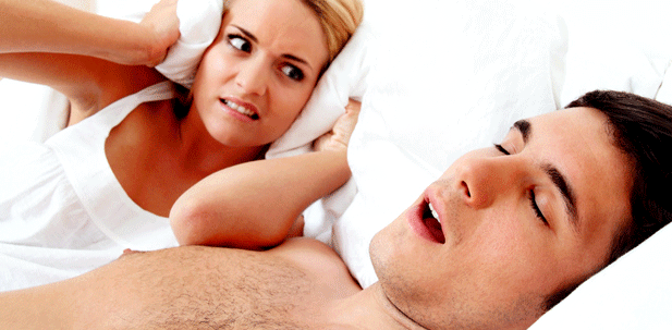 Ein Mann schnarcht und hält seine Frau wach