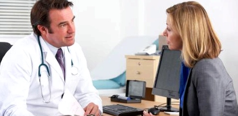 Ein Arzt spricht mit einer Patientin