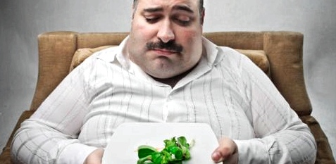 Dicker Mann ist bei Diät unglücklich