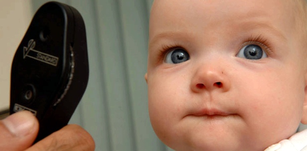 Glasige Augen sind ein eindeutiges Symptom dafür, dass ein Kleinkind Fieber hat