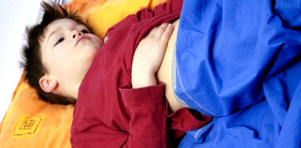 Kind mit Bauchsmerzen - manchmal wird eine Wurmerkrankung mit Blinddarmentzündung verwechselt