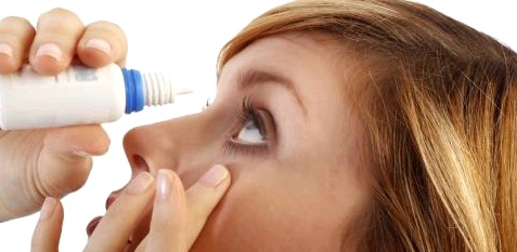 Augentropfen mit feuchtigkeitsspendenen Stoffen helfen bei trockenen Augen